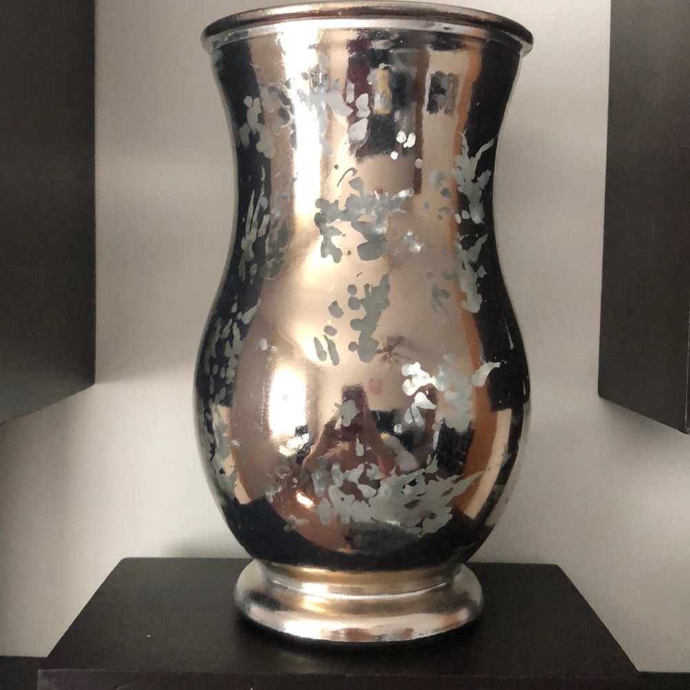 Silver metallic vase 🌿 - Picture 1 of 2